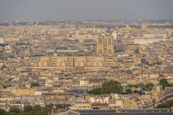 フランス 2021年7月22日 エッフェル塔 ノートルダム大聖堂と日没時のパリの屋根の眺め — ストック写真