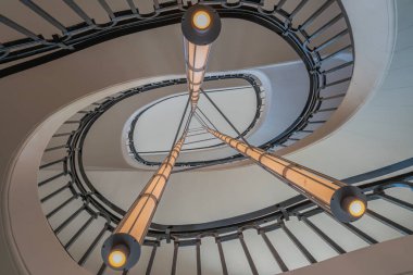 Paris, Fransa - 07: 30 2021 Pinault Koleksiyonu: Spiral merdiven manzarası