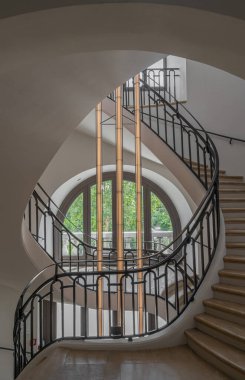 Paris, Fransa - 07: 30 2021 Pinault Koleksiyonu: Spiral merdiven manzarası