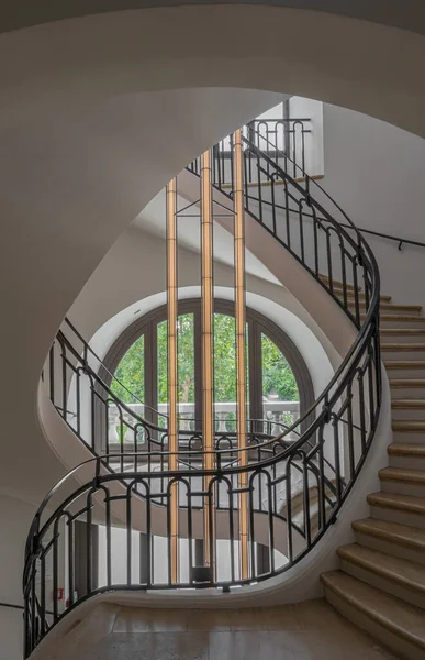 Paris, Fransa - 07: 30 2021 Pinault Koleksiyonu: Spiral merdiven manzarası
