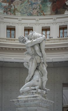 Paris, Fransa - 07: 30 2021 Pinault Collection: Giambologna, Sabine Kadınlarının Kaçırılmasının Kopyası