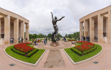 Colleville-Sur-Mer, Fransa - 08 03 2021: Normandiya Amerikan Mezarlığı ve Anıtı ve Kayıp Bahçesi
