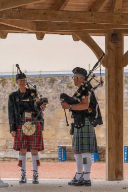 Langrune-Sur-Mer, Fransa - 08 05 05 2021: Eski İttifak Boru Grubu: Kostümün ayrıntıları ve bir gaydacının enstrümanı
