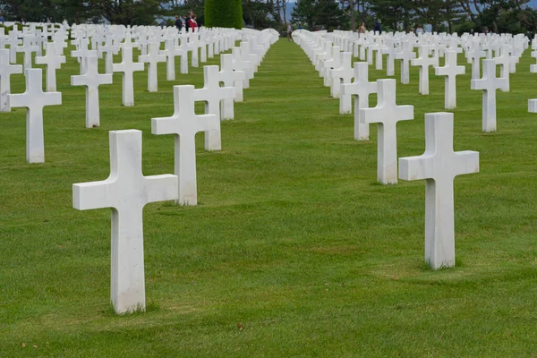 Colleville-Sur-Mer, Fransa - 08 03 2021: Normandiya Amerikan Mezarlığı ve Anıtı ve Kayıp Bahçesi