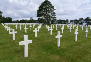 Colleville-Sur-Mer, Fransa - 08 03 2021: Normandiya Amerikan Mezarlığı ve Anıtı ve beyaz haçlar