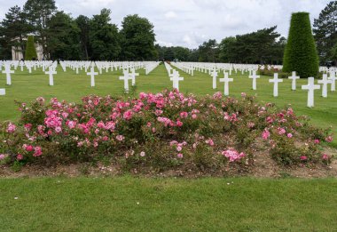 Colleville-Sur-Mer, Fransa - 08 03 2021: Normandiya Amerikan Mezarlığı ve Anıtı ve beyaz haçlar