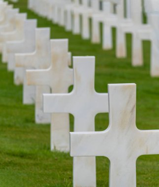 Colleville-Sur-Mer, Fransa - 08 03 2021: Normandiya Amerikan Mezarlığı ve Anıtı ve beyaz haçlar