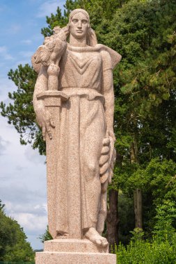 Colleville-Sur-Mer, Fransa - 08 03 2021: Normandiya Amerikan Mezarlığı ve Anıtı ve Fransız-Amerikan dostluğunun iki heykeli