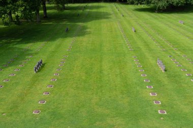 La Cambe, Fransa - 08 03 03 2021: Normandiya Alman askeri mezarlığı ve Anıtı ve siyah haçlar