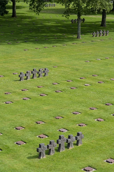 Камб Франция 2021 Нормандское Немецкое Военное Кладбище Мемориал Чёрные Кресты — стоковое фото