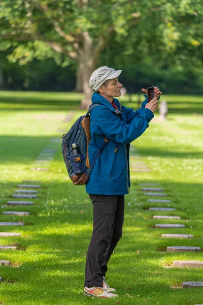 Cambe Francia 2021 Cementerio Militar Alemán Normandía Mujer Caminando Por — Foto de Stock