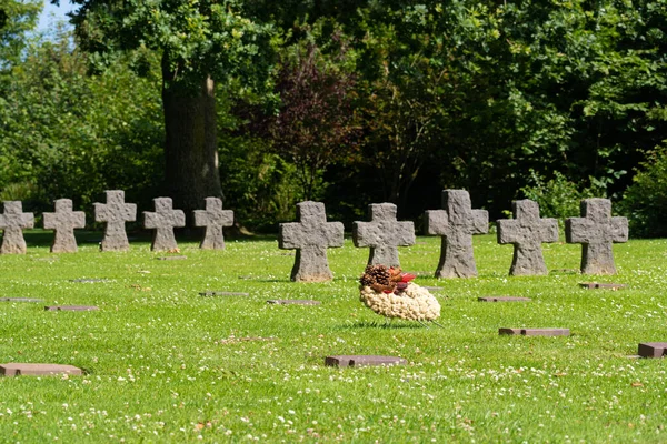 Cambe Frankreich 2021 Deutscher Soldatenfriedhof Der Normandie Krone Aus Blumen — Stockfoto