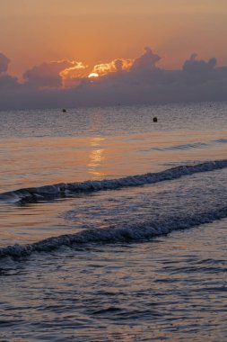 Langrune-Sur-Mer, Fransa - 08 03 03 2021: Sahilden denizin üzerinde gün doğumu