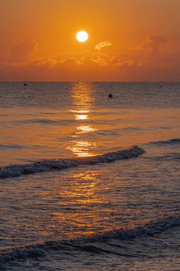 Langrune-Sur-Mer, Fransa - 08 03 03 2021: Sahilden denizin üzerinde gün doğumu