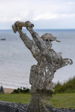 Arromanches-les-Bains, Fransa - 08 03 2021: Gaziler için Anıt Heykel