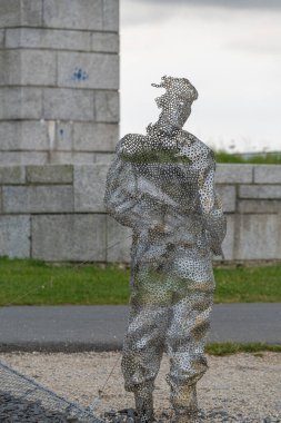 Arromanches-les-Bains, Fransa - 08 03 2021: Gaziler için Anıt Heykel