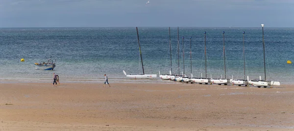 Langrune Sur Mer Fransa 2021 Tekneler Sahilde Insanlar Varken Durdu — Stok fotoğraf