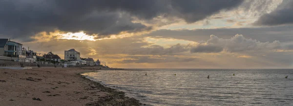 Langrune Sur Mer Frankrijk 2021 Uitzicht Strandhuisjes Steiger Zee Bij — Stockfoto