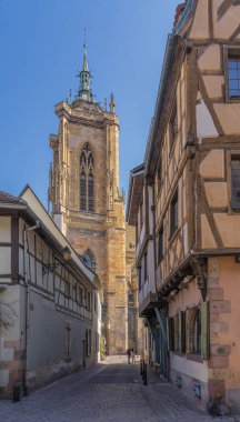 Colmar, Fransa - 09: 16 2021: Küçük Venedik 'te tipik evler ve renkli cepheler