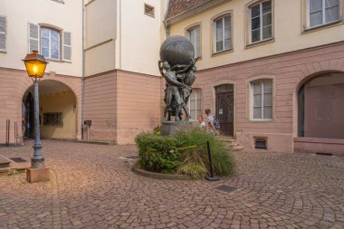Colmar, Fransa - 09 06 2021: Bartholdi Müzesi. Bartholdi 'nin dünyanın büyük destekçilerinin bronz heykeli.