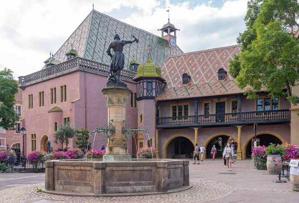 Colmar, Fransa - 09 06 2021: Bartholdi 'nin Schwendi çeşmesi ve eski gümrük