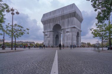 Paris, Fransa - 09 19 2021 Charles de Gaulle Meydanı. L 'Arc de Triomphe, Paketli