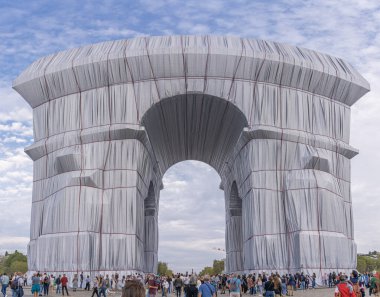 Paris, Fransa - 09 19 2021 Charles de Gaulle Meydanı. L 'Arc de Triomphe, Paketli