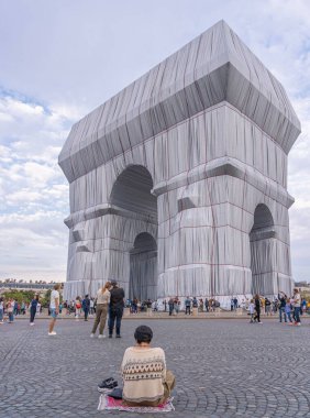 Paris, Fransa - 09 19 2021 Charles de Gaulle Meydanı. L 'Arc de Triomphe, Paketli