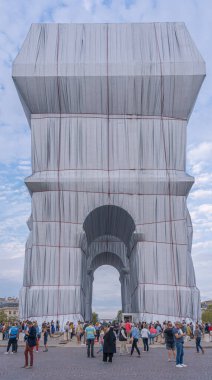 Paris, Fransa - 09 19 2021 Charles de Gaulle Meydanı. L 'Arc de Triomphe, Paketli