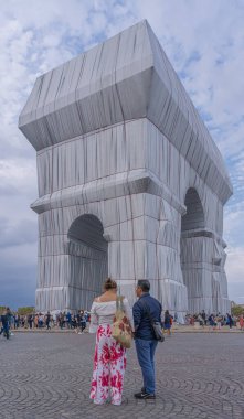 Paris, Fransa - 09 19 2021 Charles de Gaulle Meydanı. L 'Arc de Triomphe, Paketli