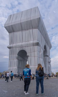 Paris, Fransa - 09 19 2021 Charles de Gaulle Meydanı. L 'Arc de Triomphe, Paketli