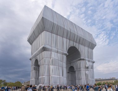 Paris, Fransa - 09 19 2021 Charles de Gaulle Meydanı. L 'Arc de Triomphe, Paketli