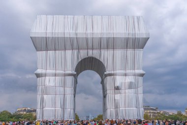 Paris, Fransa - 09 19 2021 Charles de Gaulle Meydanı. L 'Arc de Triomphe, Paketli