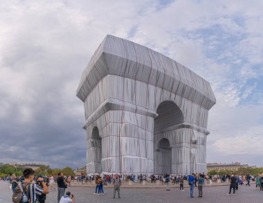 Paris, Fransa - 09 19 2021 Charles de Gaulle Meydanı. L 'Arc de Triomphe, Paketli