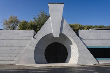 Paris, Fransa - 10: 12 2025 La Villette Parkı. Modern beyaz geometrik ve yuvarlak ön kapı manzarası