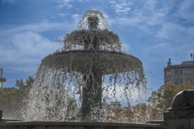Paris, Fransa - 10 11 2025 La Villette Parkı. Mimar Pierre-Simon Girard 'ın tasarladığı arkadan ışıklandırmalı Lions Fountain manzarası