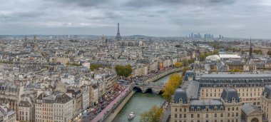 Paris, Fransa - 10: 15: 2025: Paris 'in batısının Eyfel Kulesi, Hotel des Invalides Kulesi ve Notre-Dame Katedrali' nin tepesinden La Defense manzarası