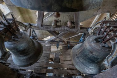 Blois, Fransa - 10 27 2025: Üçlemeci Meryem Ana 'nın çan kulesindeki 48 çandan birinin ayrıntılı görüntüsü