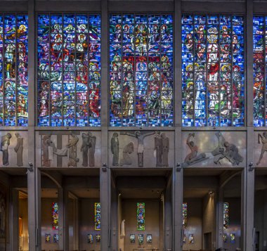 Blois, Fransa - 10: 27: 2025: Üçlemeci Meryem Ana 'nın Bazilikası içindeki vitray panoramik manzara
