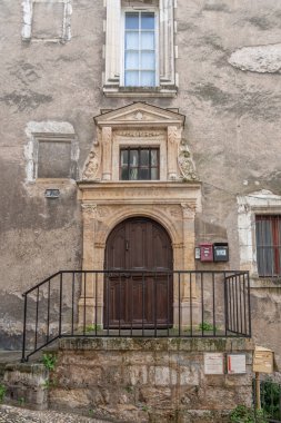 Blois, Fransa - 10 27 2025: Tipik bir Rönesans ahşap kapı manzarası