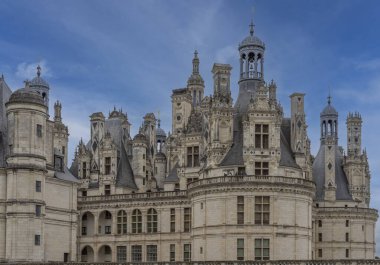 Chambord, Fransa - 10: 27 2025: Balkonları, kuleleri, çan kuleleri ve bacaları olan Chambord Kalesi 'nin çatısının detaylı görüntüsü