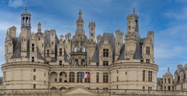 Chambord, Fransa - 10: 27 2025 Chambord Kalesi ana girişi, balkonları, çift sarmal merdivenleri, kuleleri, çan kuleleri ve bacaları olan panoramik manzara