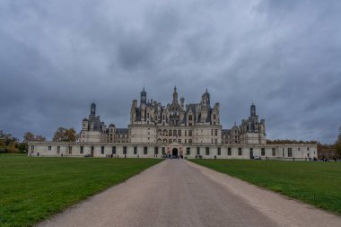 Chambord, Fransa - 10: 27 2025 Chambord Kalesi ana girişi, balkonları, çift sarmal merdivenleri, kuleleri, çan kuleleri ve bacaları olan panoramik manzara