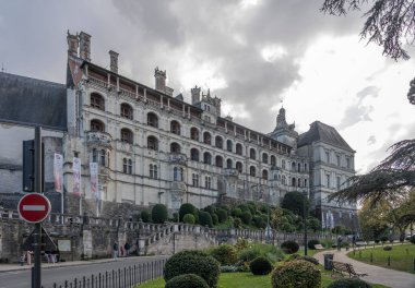 Blois, Fransa - 10 26 2025: Augustin Thierry Garden 'dan Royal Castle ön cephesinin panoramik görüntüsü