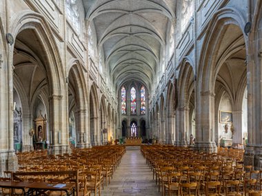 Blois, Fransa - 10 26 2025: Saint Louis Katedrali. Saflık panoramik görünümü, vitray pencereli koridorlar ve arkada apse.