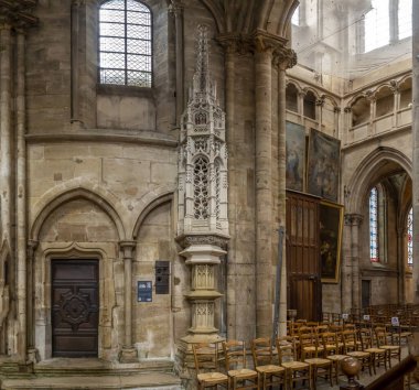 Semur-En-Auxois, Fransa - 10 21 2025: Notre-Dame Koleji Kilisesi. Tapınağın yontulmuş taş dinsel kule öncülünün ayrıntılı görünümü