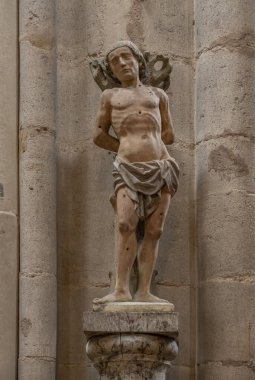 Semur-En-Auxois, Fransa - 10 21 2025: Notre-Dame Koleji Kilisesi. Aziz Sebastian heykelinin ayrıntılı görüntüsü