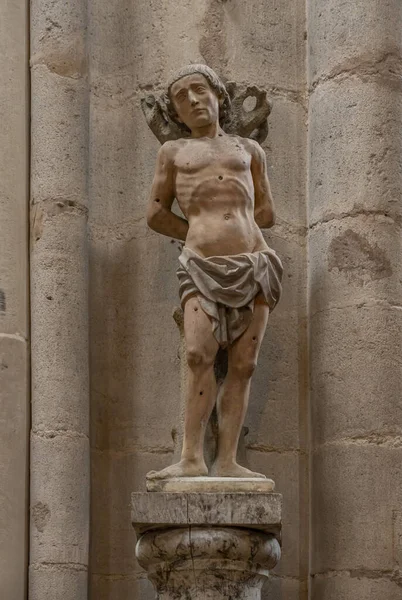 Semur-En-Auxois, Fransa - 10 21 2025: Notre-Dame Koleji Kilisesi. Aziz Sebastian heykelinin ayrıntılı görüntüsü