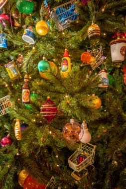 Paris, Fransa - 11: 15 2025: Noel topları ve çelenklerle süslenmiş bir Noel ağacı dalının ayrıntıları