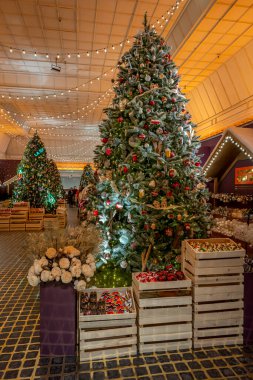 Paris, Fransa - 11: 15 2025: Noel ağacı, Noel balosu ve çelenkli bir Noel mağazası